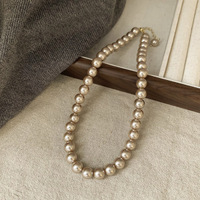 Collier ras du cou ajustable en perles imitation couleur champagne, classique et très vendu, pour femme, idéal pour le quotidien, le bureau ou les rendez-vous.