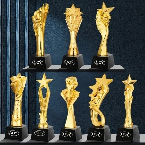 Troféu de resina criativa banhado a ouro logotipo personalizado com base de cristal de vidro preto