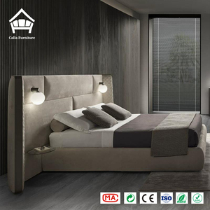 Letto Wingback di Lusso con Testiera Imbottita Color Crema, Applique Dorate a Nappa, Suite Art Déco Completa, Panca Diamond, Arredamento per Villa e Hotel - Product Image 5