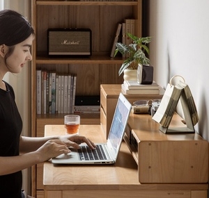 Mensola da Scrivania in Legno Massello Personalizzabile con Vernice Trasparente, Organizzatore Multifunzionale per Scrivania, Supporto per Laptop e Rialzo per Monitor - Product Image 3