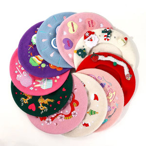 Béret en laine personnalisé brodé avec un dessin animé de Noël, béret français tendance - Product Image 1