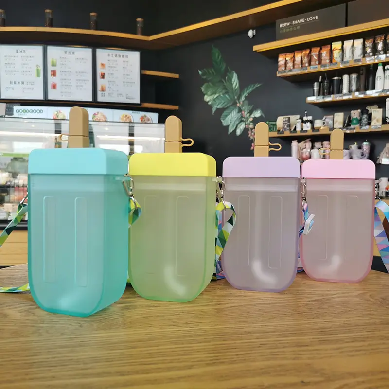 300ml 2021 nuevo verano creativo tira bonita helado botella de agua de plástico para niños estudiante pajita portátil taza
