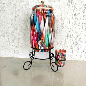 Distributeur d'eau à motif géométrique coloré avec couvercle en cuivre et tasse assortie sur support - Product Image 1