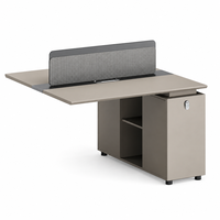 Poste de travail modulaire moderne pour employés avec écran de confidentialité, armoire de rangement, étagères ouvertes et pieds en métal pour bureaux ouverts