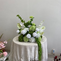 Centres de table pour réception de mariage, roses et hortensias blancs dans un vase en forme d'urne cannelée pour la décoration d'événements