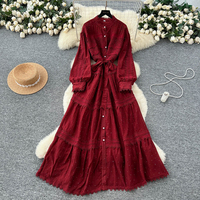 Robe décontractée pour femme élégante avec empiècements en dentelle, ceinture, coupe trapèze, manches longues et boutons perlés, idéale pour le quotidien et les vacances