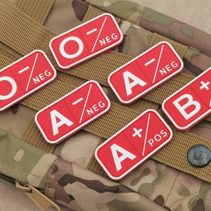 Patch tactique personnalisé en PVC 3D imperméable avec effet phosphorescent et fixation auto-agrippante pour équipement de sécurité et de chasse - Product Image 1