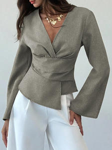 Chemisier à manches évasées et col V pour femmes à la mode, ourlet asymétrique, taille plissée, haut décontracté, personnalisé OEM/ODM, fabricant chinois de vêtements - Product Image 6