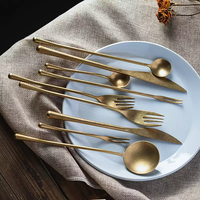 Ensemble de couverts en acier inoxydable 304 de style moderne et luxueux, écologiques et durables pour les restaurants