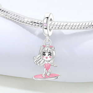 Disponible en laiton blanc, avec une petite fille faisant du surf ; un bracelet/accessoire DIY unique et haut de gamme pour femmes. - Product Image 2