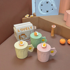 Mug en céramique créatif avec couvercle en forme de cupcake et poignée en forme d'œuf, idéal pour le café, les petits-déjeuners à la maison, la consommation quotidienne et les cadeaux de fêtes - Product Image 2