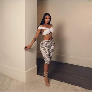 ชุดเซ็ต 2 ชิ้นสำหรับผู้หญิง รุ่นคัสตอม 2026 เสื้อครอปเปิดไหล่และกางเกงขายาวทรงคาปรี สไตล์ Y2K สำหรับงานปาร์ตี้และคลับแวร์ ฤดูใบไม้ผลิและฤดูร้อน เนื้อผ้าระบายอากาศได้ดี - Product Image 3