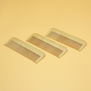 Peigne à <span class=keywords><strong>poux</strong></span> en bois de bambou et peigne à barbe multi-dents antistatique durable et portable fait à la main pour hôtel/salon Design de mode - Product Image 1