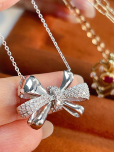 เครื่องประดับทองคำแท้ 18K ยี่ห้อซินฟลายสำหรับผู้หญิง จี้รูปผีเสื้อประดับเพชรธรรมชาติ สร้อยคอสำหรับใส่ทุกวัน - Product Image 5