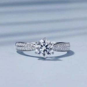Bague de fiançailles classique en or blanc 18 carats plaqué rhodium avec diamant solitaire de 1 carat certifié IGI - Product Image 2