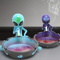 En gros, Cendrier à cigarettes multifonction portable de 4 pouces, en résine, style extraterrestre, design dessin animé OVNI ET, avec broyeur et briquet, pour les fêtes
