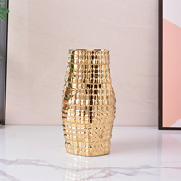 Vase en porcelaine blanche géométrique abstraite, minimaliste, moderne, subtilement luxueux, finitions électro-plaquées or et argent, décoration de maison pour Pâques
