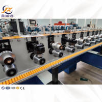 Machine entièrement automatique de fabrication de plaques inférieures pour panneaux sandwich de toiture en acier galvanisé coloré avec composants à engrenages