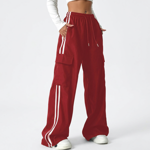 Pantalon cargo jogger décontracté pour femme, rouge, taille mi-haute, coupe ample, en polyester, jambe large, avec cordon de serrage, taille élastique et poches latérales - Product Image 1