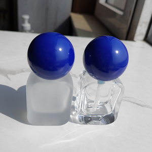 Flacon <span class=keywords><strong>de</strong></span> parfum sphérique bleu <span class=keywords><strong>Klein</strong></span> 20 ml, transparent mat, flacon pulvérisateur vide individuel - Product Image 4