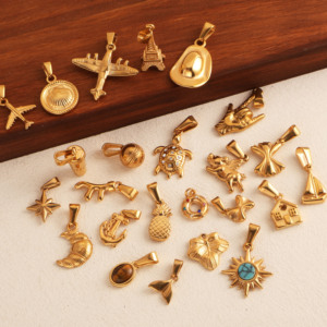 Mini Chic |   Ciondoli <span class=keywords><strong>in</strong></span> Acciaio Inossidabile Placcato Oro PVD 18K con Smalto |   Portafoglio impermeabile a forma di ferro di cavallo, per fotocamera, occhiali da sole, passaporto e cuore - Product Image 5