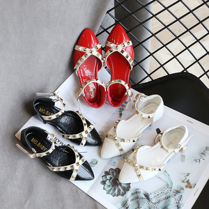 Sandali per bambini 2025 estate nuove <span class=keywords><strong>scarpe</strong></span> in pelle a punta per bambine di mezza età <span class=keywords><strong>scarpe</strong></span> con rivetto a fondo morbido per bambini - Product Image 1