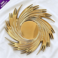Assiette de présentation dorée vintage à spirale et bord incurvé abstrait, couleur personnalisée, pour cérémonie thématique et décoration de table de mariage