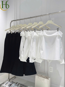 Conjunto de Top Blanco con Hombros Descubiertos y Pantalones Negros de Pierna Recta con Corte Acampanado, Mezcla de Algodón Vietnamita, Cuello Barco, Manga Larga, Estilo Casual Femenino, Color Sólido - Product Image 3