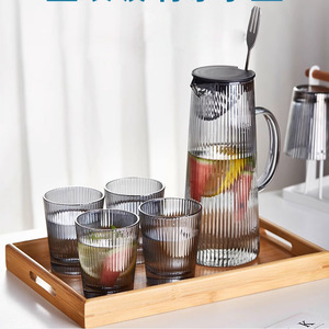 Carafe à eau froide en verre à rayures verticales avec couvercle 1,5 L pour thé, jus de fruits, utilisation en fête - Product Image 2