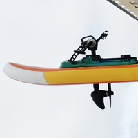 Kayak gonflable alimenté par moteur avec entraînement à pédale