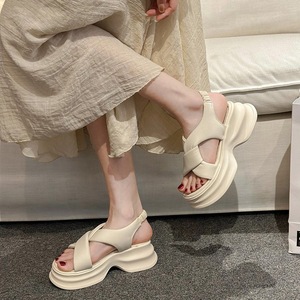 Sandales compensées couleur crème à bout ouvert en EVA avec semelle amortie – Claquettes d'été pour femme - Product Image 4