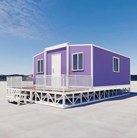 Maison modulaire préfabriquée surélevée avec extérieur violet, balcon et fenêtres à cadre blanc