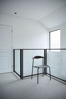 Balustrade en verre avec main courante en acier et poteaux verticaux pour installations d'escaliers résidentiels