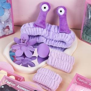 Nuovo Set di Accessori per Capelli e Viso in Peluche a Tema Cartone Animato: Fascia per Capelli, Fasce da Polso, Fermaglio per Capelli, Spugna per Trucco - Design a Chiocciola - Prodotti di Tendenza TikTok - Product Image 2