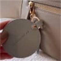 En gros, Ensemble cadeau de soins pour les lèvres brillants en cuir et acier inoxydable, comprenant un miroir de sac, un porte-clés et un pendentif, Pom