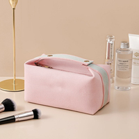 Sac cosmétique carré rose multifonctionnel pour femme avec fermeture éclair dorée et logo personnalisé – Idéal pour le voyage et l'organisation de maquillage (vente en gros)