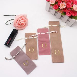 Pochette en velours noir personnalisée avec logo imprimé sur mesure et cordon de serrage pour stylo - Product Image 4