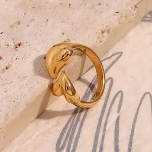 Cincin gaya Eropa dan Amerika, Perhiasan baja tahan karat berlapis emas 18K cincin hati ganda terbuka untuk wanita