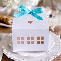 Boîtes cadeaux classiques en forme de maison avec rubans brillants pour friandises, desserts, biscuits raffinés, emballage de boulangerie blanc à toit en pente