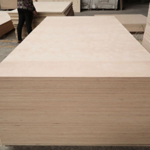 Panneau de contreplaqué en bois d'hévéa du Vietnam 4x8, surface plane poncée des deux côtés - Product Image 1