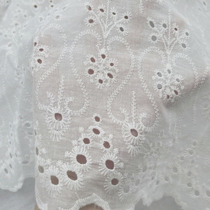 Venta al por mayor de telas de encaje de algodón blanco telas con bordado floral ojal bordes ondulados de encaje <span class=keywords><strong>para</strong></span> materiales de diseño de moda - Product Image 3