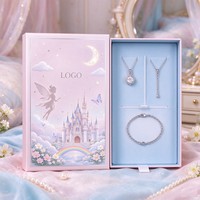 Boîte cadeau rigide personnalisée avec logo pour bijoux, emballage rectangulaire en carton gris avec insert en mousse et ruban de tirage pour ensemble collier et bracelet