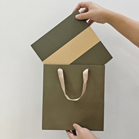 Boîte d'emballage personnalisée de luxe pour carnet vert, finition mate, gaufrage, revêtement UV, boîte cadeau en carton rigide recyclable (personnalisée)