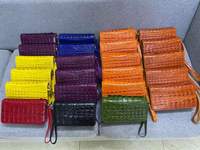 Article chaud OEM pochette pour femme en cuir de crocodile véritable taille 21.5x11.5cm fabriquée au Vietnam pochette en cuir de luxe pour femme