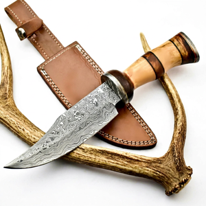 Cuchillo utilitario de exterior hecho a mano con acero de Damasco, mango de madera de olivo y funda de cuero. - Product Image 1