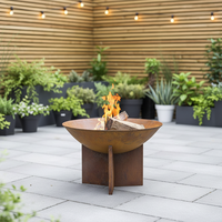 Perapian kayu bakar luar ruangan berbentuk mangkuk dari baja Corten modern, kokoh, ramah lingkungan, dan berdiri sendiri.