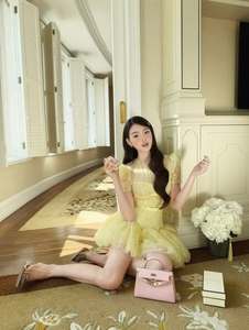 Robe de soirée mini à manches courtes et manches lanternes, personnalisable OEM/ODM, vente en gros, élégante, jaune clair, dentelle, perles, robe de fête numérique pour femme - Product Image 4