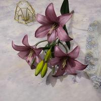 Élégant bouquet de lys en tissu mauve à 3 têtes et 3 bourgeons de 45 cm pour arche de mariage, fête, centre de table haut ou vase décoratif