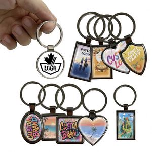 Porte-clés en alliage de zinc gravé en forme de cœur rond, personnalisable avec logo OEM, sublimation 3D, porte-clés en métal personnalisé - Product Image 1
