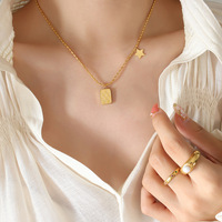 Kalung Baja Anti Karat Berlapis Emas 18k Trendi Mode Mewah dengan Liontin Pola Papan Catur Geometris dan Rantai Manik-Manik
